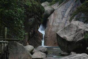 山间瀑布下的自然景致