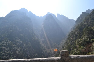 壮丽山景 阳光照耀巍峨群山