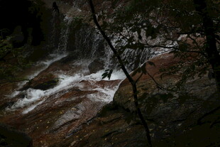 山间溪流瀑布自然美景