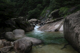 山间溪流潺潺 巨石相伴