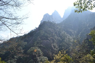 秀丽山峦间的自然景致