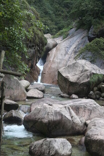 山间溪流与巨石景观