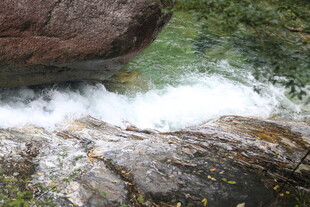 山间溪流奔涌的自然美景