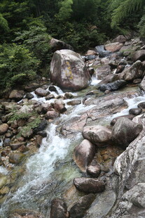 山间溪流穿石而过