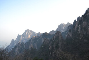 巍峨峻峭的壮丽山峰