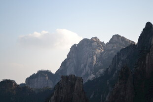 巍峨群山 云端壮丽景致