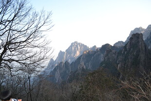 巍峨群山景色壮丽