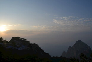 日出时分的壮丽山景