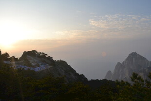 日出时分的壮丽山景