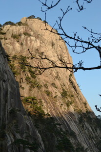 巍峨陡峭的壮丽山峰