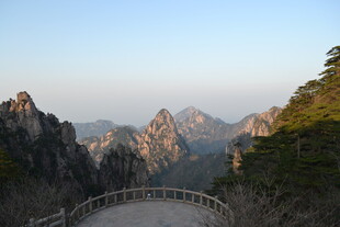 山间栈道旁的壮丽山景