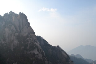 巍峨高山壮丽景致