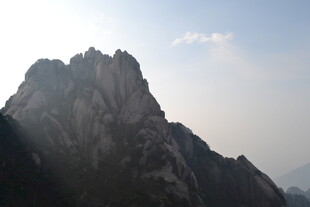 巍峨山峰映于晴朗天际