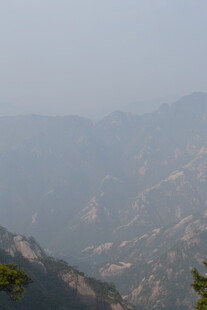 山峦叠嶂的朦胧美景