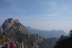 壮丽山景吸引游客驻足