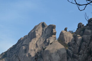 巍峨嶙峋的壮观山峰