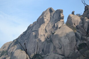 巍峨嶙峋的壮观山峰