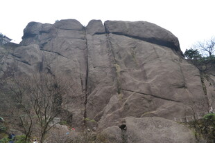 攀岩者挑战陡峭岩石