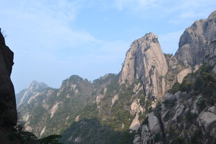 壮丽巍峨的险峻山峰景色