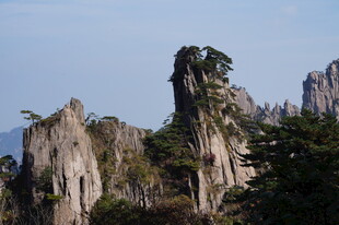 奇峰耸立的壮丽山景