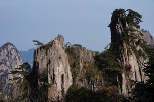 奇峰耸立的壮丽山景