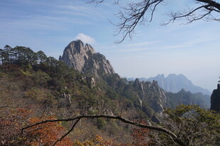 秋日峻岭奇峰美景