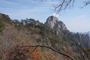 秋日山林中的巍峨山峰