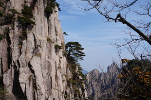 巍峨险峻的壮丽山景