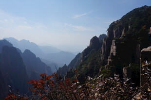 壮丽山景 山间红叶点缀