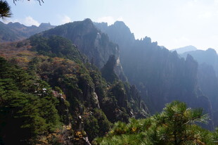 壮丽山景 绿意盎然的峰峦