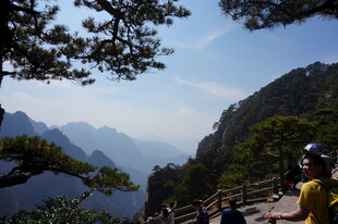 黄山美景前的观景游客