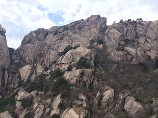 巍峨嶙峋的壮美山峰