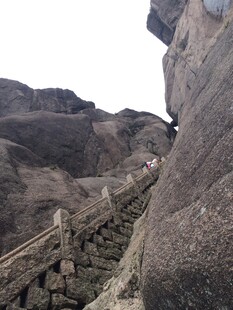 山间石阶穿行于嶙峋怪石