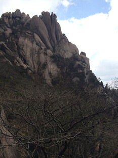 巍峨山峰景色壮丽