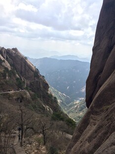 山间峭壁处的壮美风景