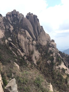 巍峨嶙峋的壮观山石景观