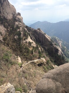 巍峨山峦间的蜿蜒山路