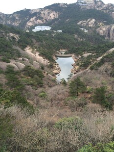 山间湖泊自然风光图