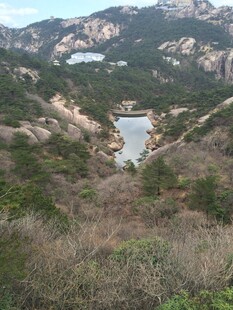 山间湖泊的自然景致