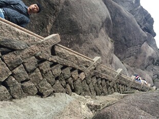 山间石砌步道蜿蜒而上
