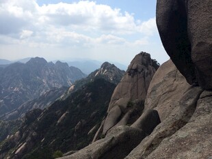 巍峨山峰壮丽自然景观