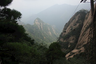 壮丽山景 云雾缭绕山峰