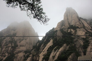 云雾缭绕的壮丽山峰