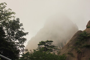 云雾缭绕的巍峨山峰