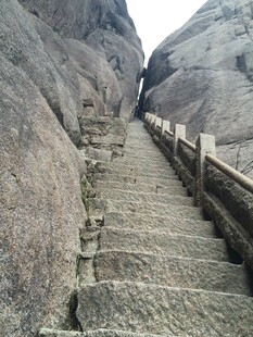 山间石阶蜿蜒于巨石间
