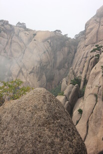 巍峨山峰间的壮丽景致