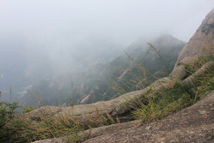 云雾缭绕的险峻山峰