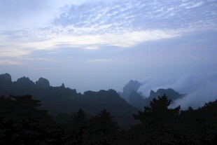 山间云海晨曦壮美景色