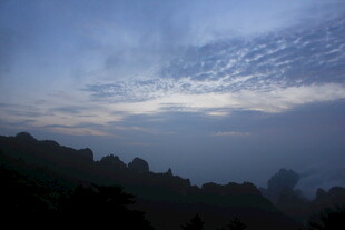 黄昏时分的山林云雾景象