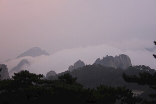 云雾缭绕的山峦美景